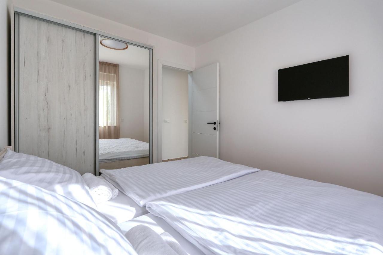 Apartments Bonaca With Jacuzzi ปริฟลากา ภายนอก รูปภาพ
